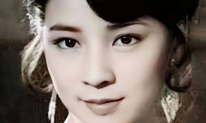 72岁成龙现身医院复查，拄拐杖步履蹒跚，林凤娇憔悴陪伴显忧心