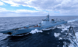 中国海军新型巨舰曝光，火力堪比055，美军的设想，又被中国实现