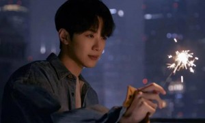 都退居幕后了还要被审判近照状态？他的转型真的还蛮彻底的……