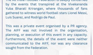 梅西印度活动只待十分钟！球迷愤怒砸场 主办方被警察拘留