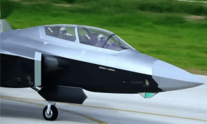 美媒彻底坐不住了！歼-20现役有300架，歼-20S对美空军形成绝对碾压