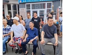 无语！杨少华追悼会上，4个儿子坐一起抽烟，别人反而鞠躬还礼！