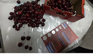 车厘子价格“跳水” 品质也在“跳水”？消费者：商家混装标识模糊 开箱如开盲盒