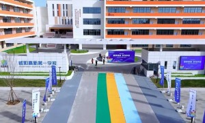 陕西一女老师上课打电话被认定“教学事故”罚100元，回应：课比天大，要敬畏课堂